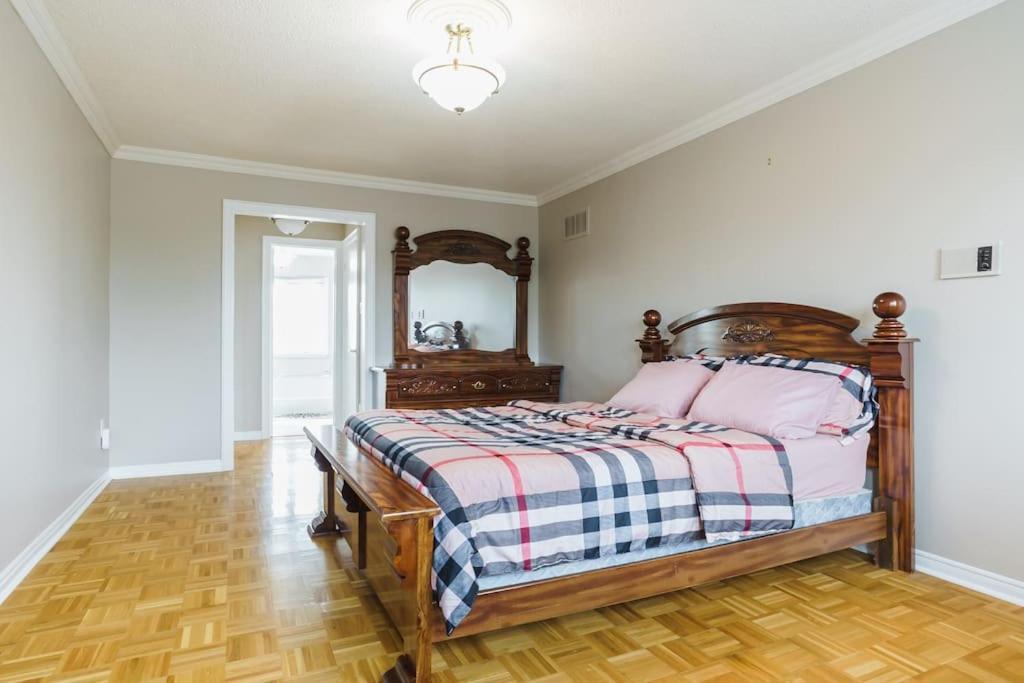 Beautiful Home 4 Bed, 3 Bath, Garage, Backyard! Mississauga Exterior foto