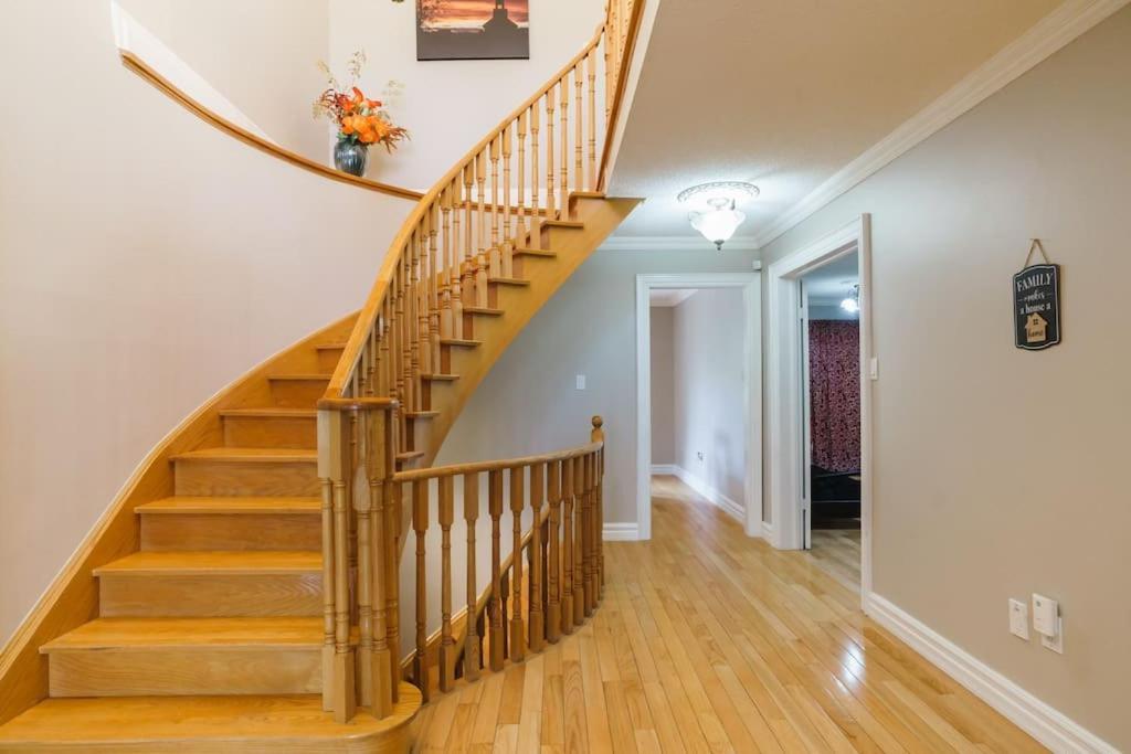 Beautiful Home 4 Bed, 3 Bath, Garage, Backyard! Mississauga Exterior foto