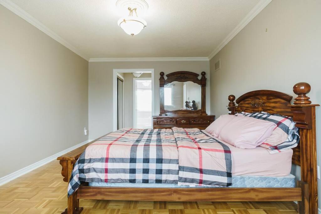 Beautiful Home 4 Bed, 3 Bath, Garage, Backyard! Mississauga Exterior foto